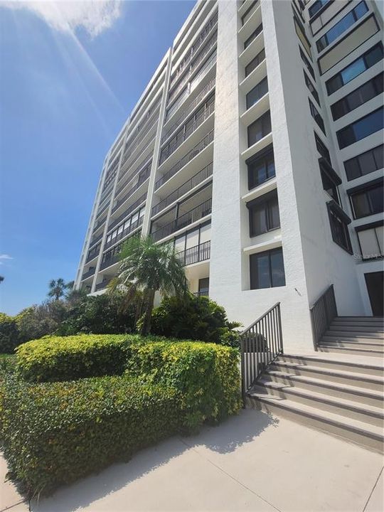 Active With Contract: $3,500 (2 beds, 2 baths, 1385 Square Feet)