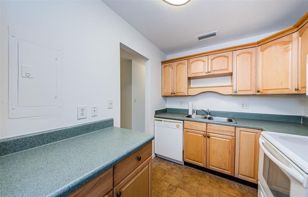 Active With Contract: $219,000 (2 beds, 1 baths, 905 Square Feet)