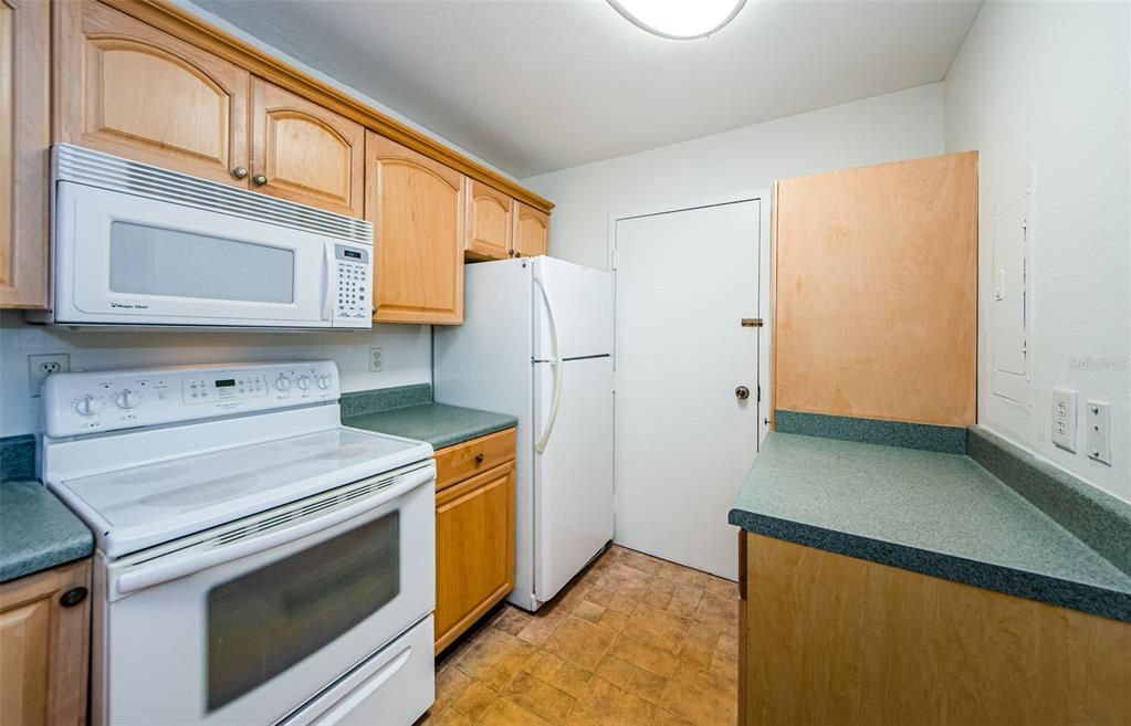 Active With Contract: $219,000 (2 beds, 1 baths, 905 Square Feet)