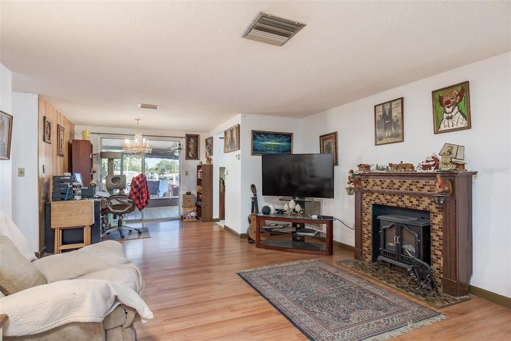For Sale: $359,000 (2 beds, 2 baths, 1338 Square Feet)