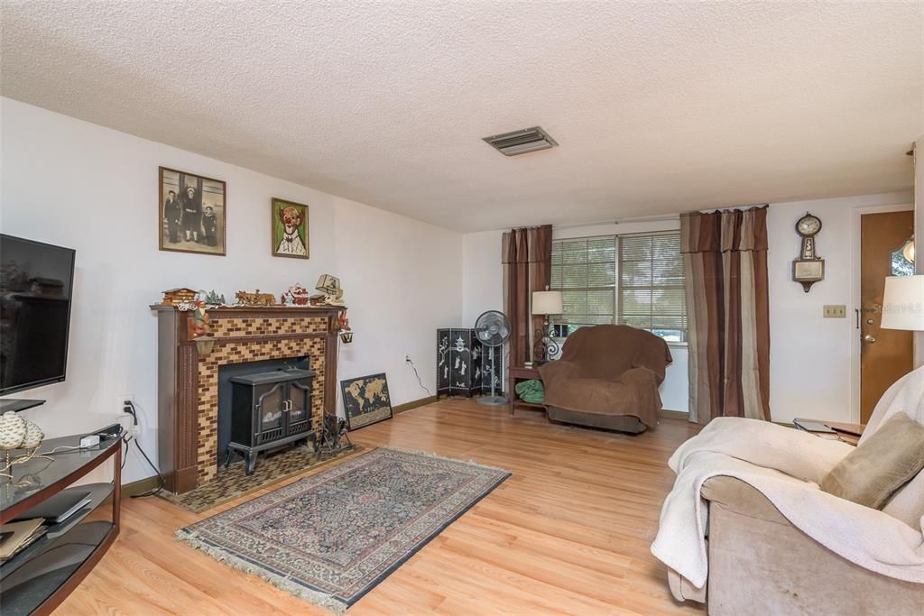 For Sale: $359,000 (2 beds, 2 baths, 1338 Square Feet)