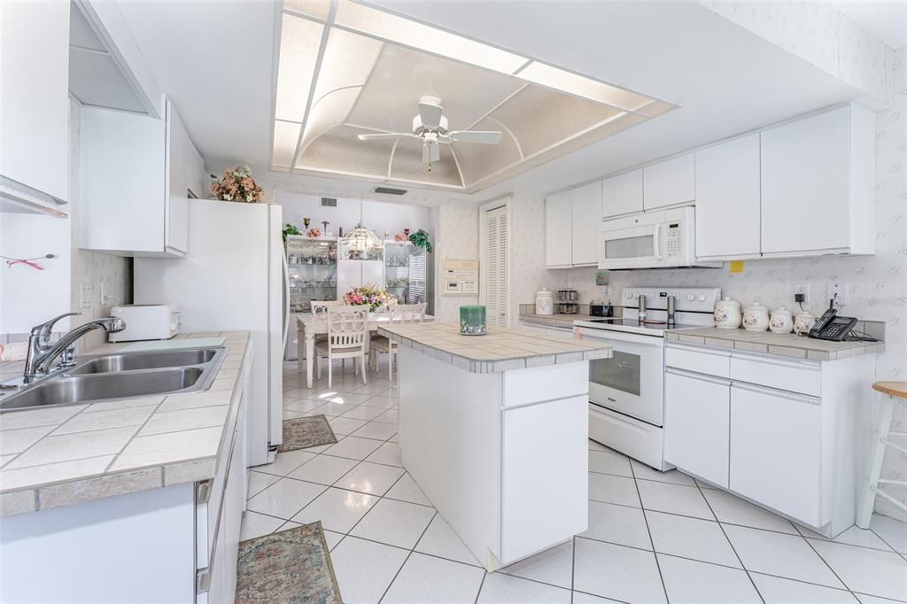 For Sale: $352,900 (2 beds, 2 baths, 1736 Square Feet)