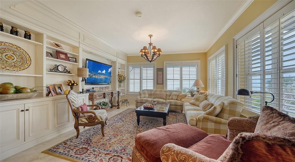 Very large family room with direct Gulf and beach views