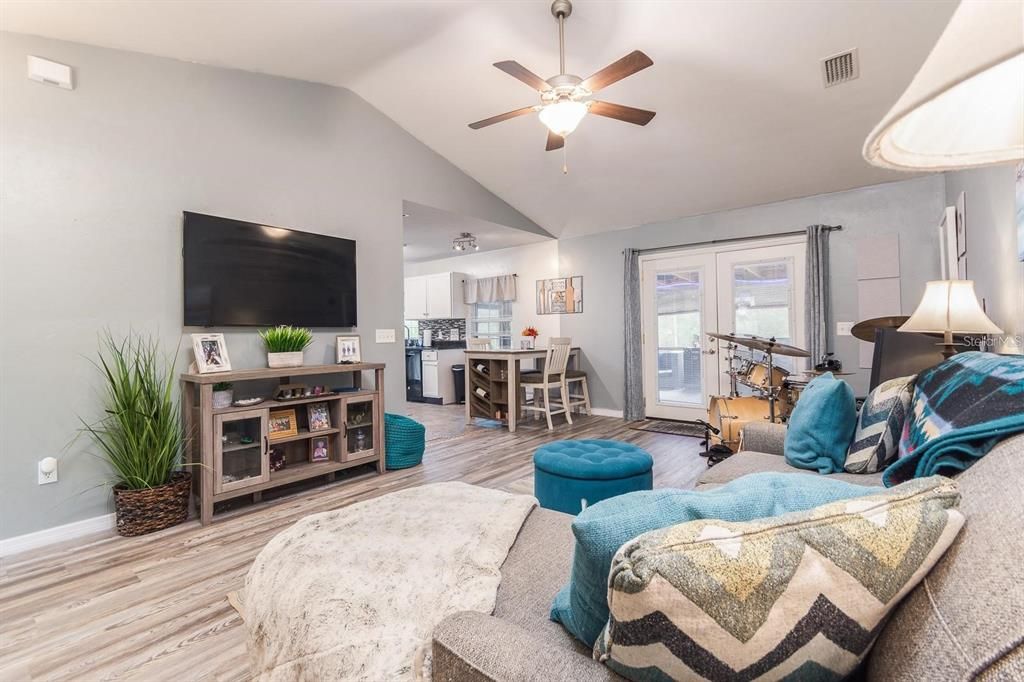 Active With Contract: $259,850 (3 beds, 2 baths, 988 Square Feet)