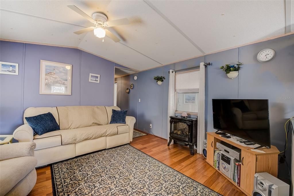 Active With Contract: $106,000 (2 beds, 1 baths, 672 Square Feet)