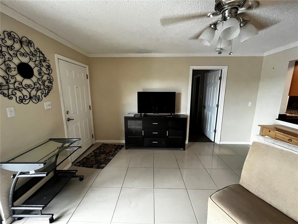 Active With Contract: $2,000 (2 beds, 2 baths, 948 Square Feet)