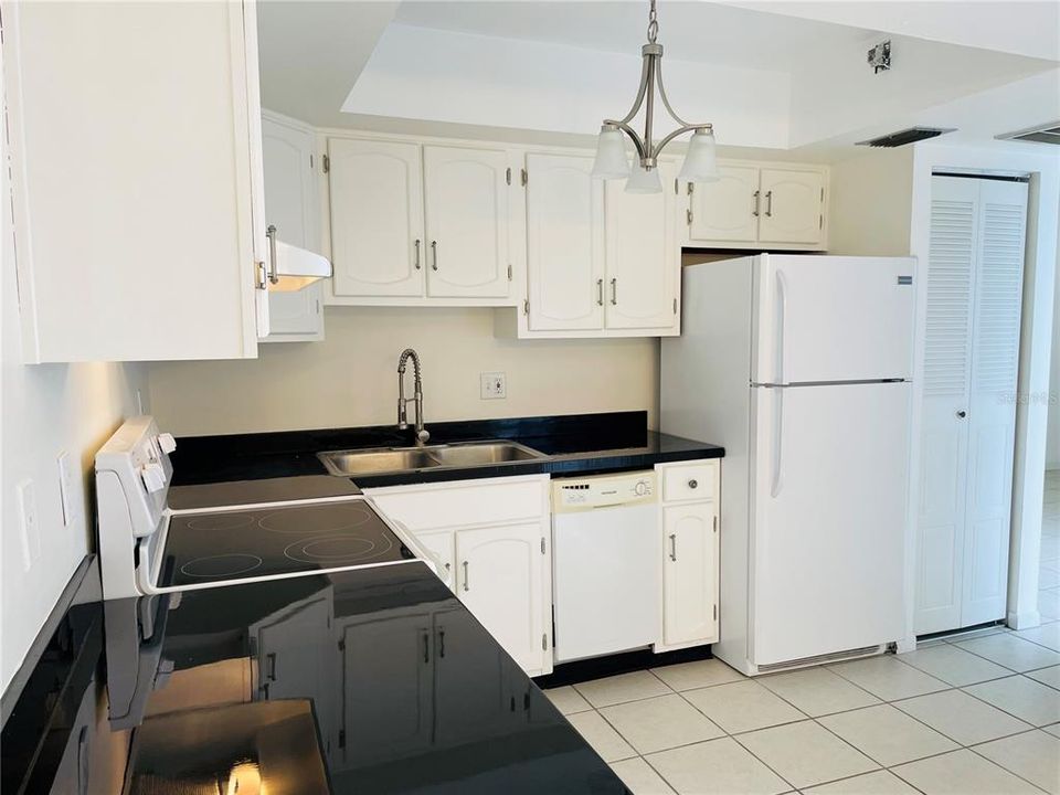 Active With Contract: $1,750 (2 beds, 2 baths, 960 Square Feet)