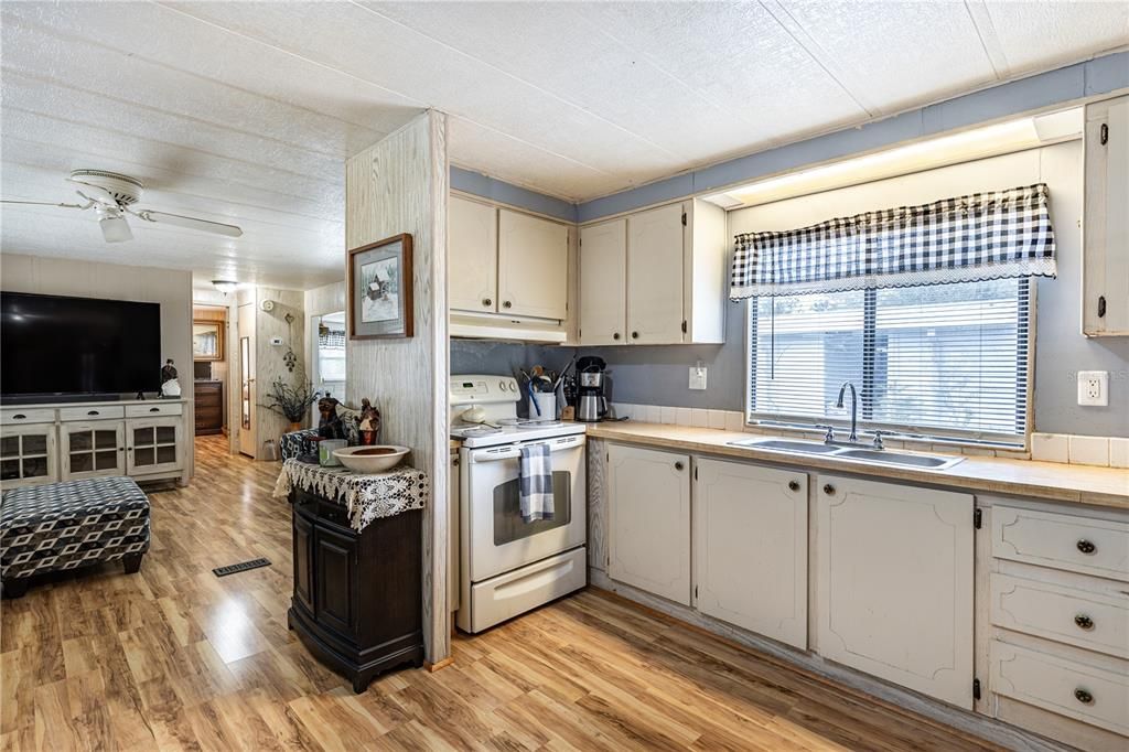 For Sale: $122,000 (2 beds, 2 baths, 1182 Square Feet)
