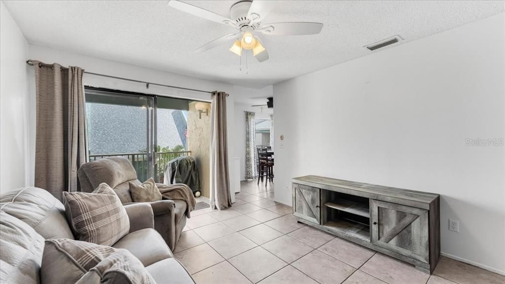 Active With Contract: $109,500 (1 beds, 1 baths, 586 Square Feet)