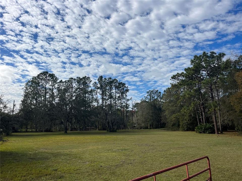 待售: $2,500,000 (10.58 acres)