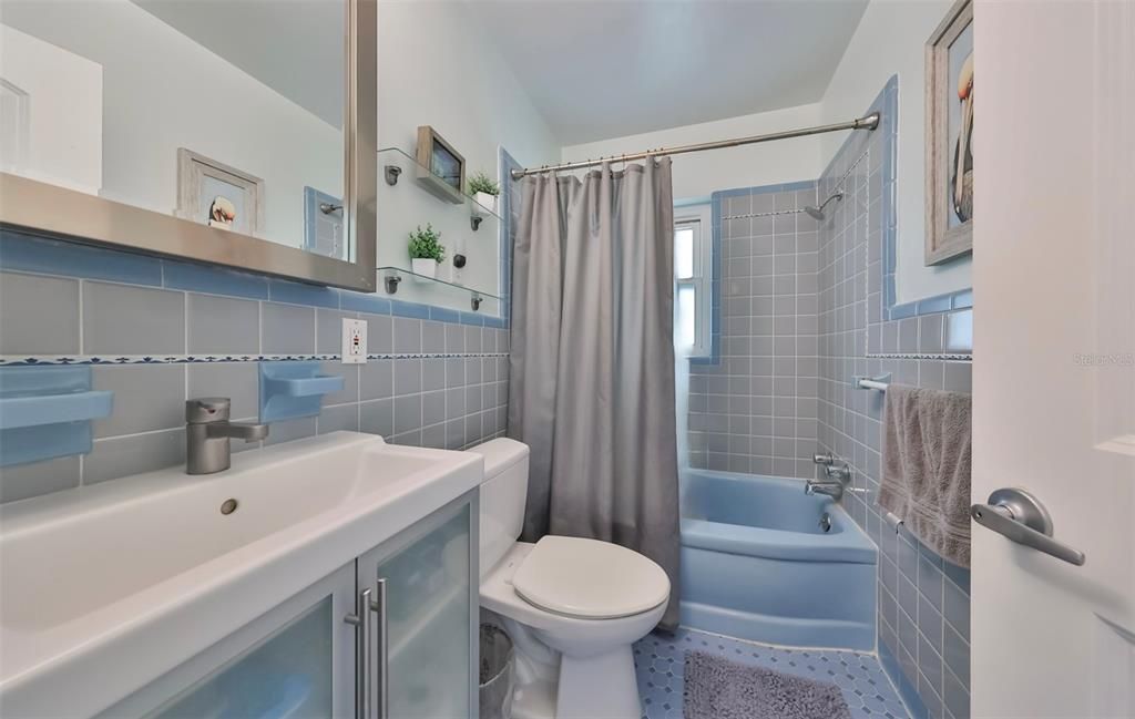 最近售出: $425,000 (2 贝兹, 1 浴室, 878 平方英尺)