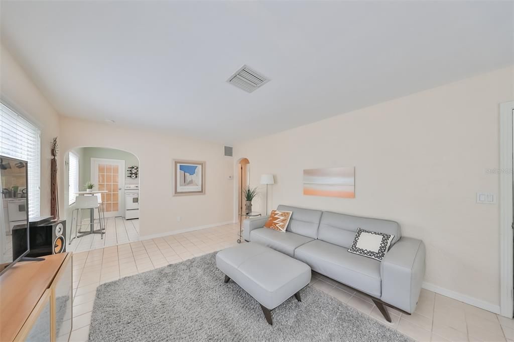 Recently Sold: $425,000 (2 beds, 1 baths, 878 Square Feet)