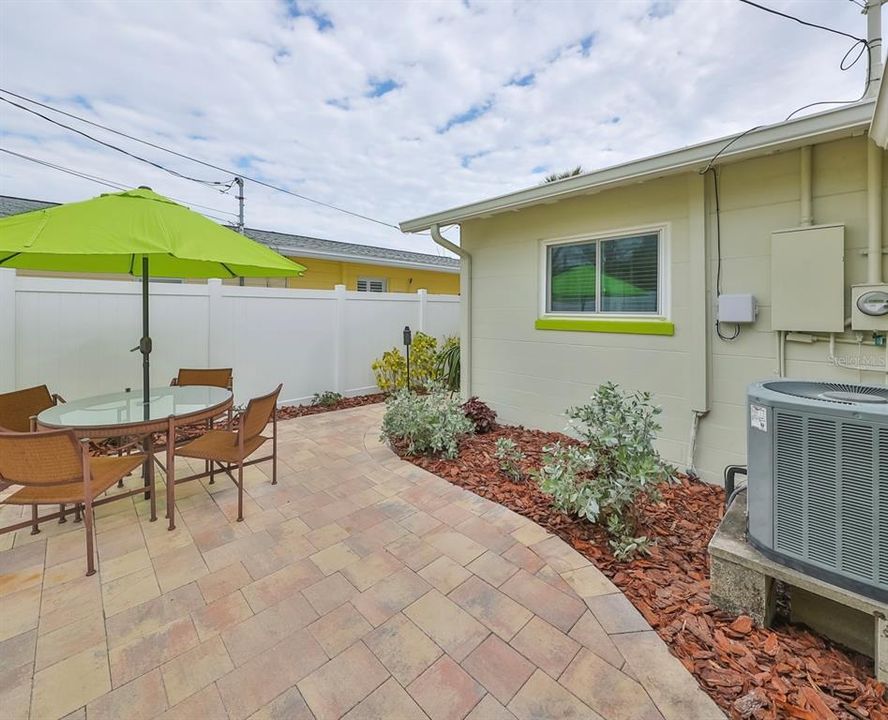 Recently Sold: $425,000 (2 beds, 1 baths, 878 Square Feet)
