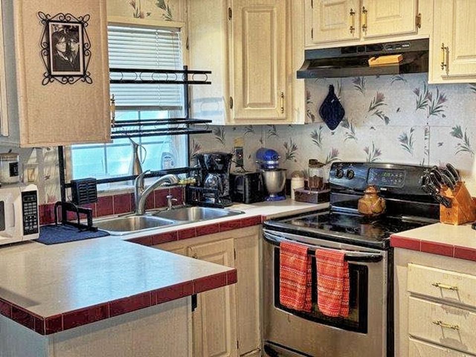 For Sale: $164,900 (2 beds, 1 baths, 705 Square Feet)