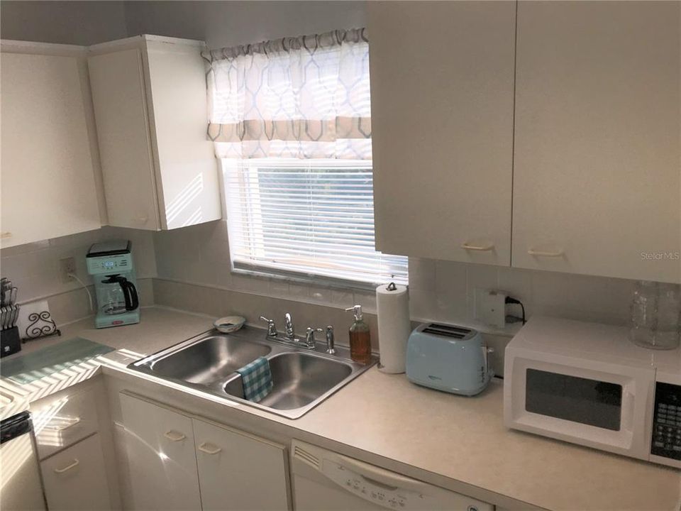 Recently Rented: $1,700 (2 beds, 1 baths, 840 Square Feet)