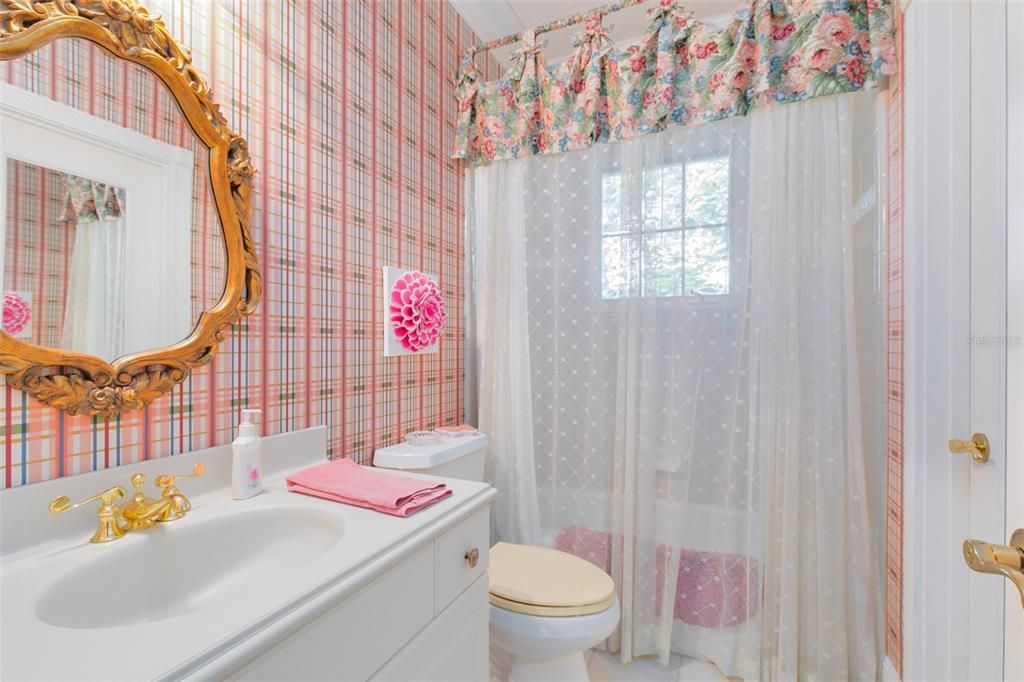 This bath also has a tub/shower combo.