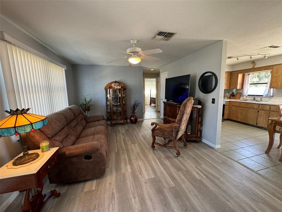Active With Contract: $219,000 (2 beds, 1 baths, 900 Square Feet)