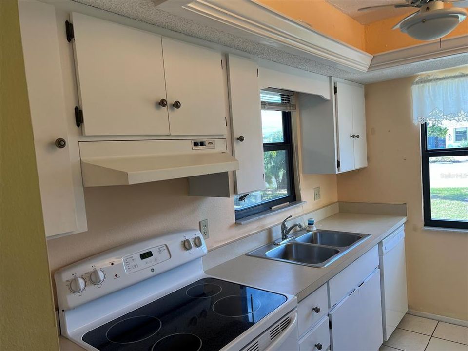 For Sale: $140,000 (2 beds, 2 baths, 933 Square Feet)