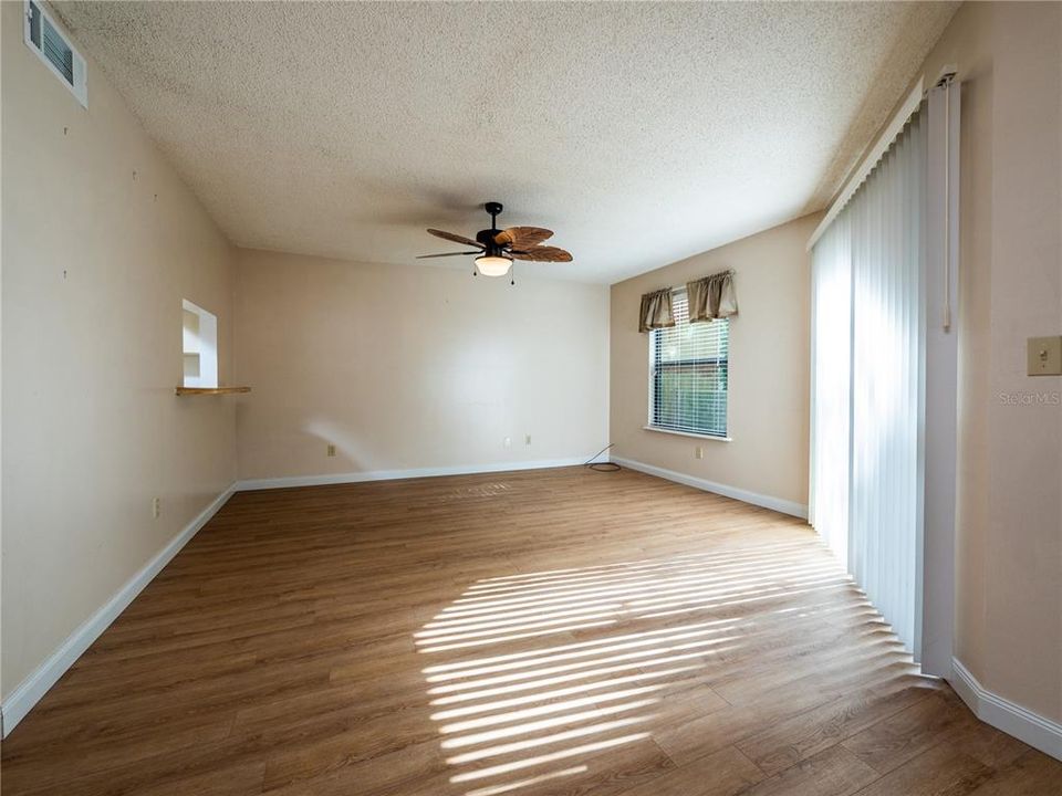 For Sale: $164,000 (2 beds, 2 baths, 1199 Square Feet)