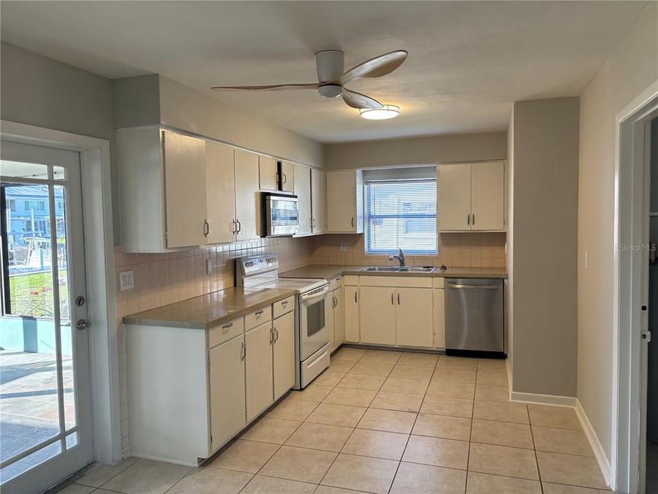 For Rent: $2,650 (3 beds, 2 baths, 1894 Square Feet)