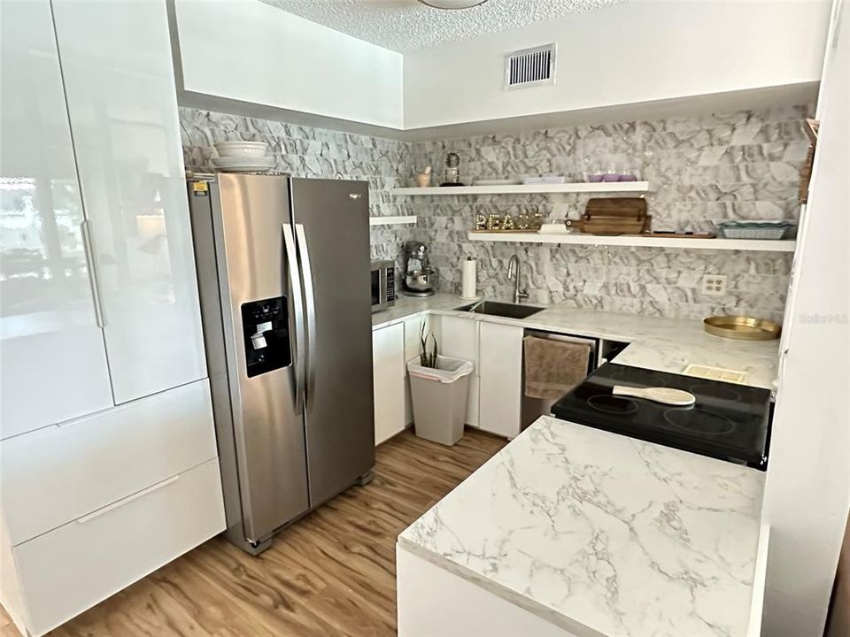 Active With Contract: $1,500 (1 beds, 1 baths, 735 Square Feet)