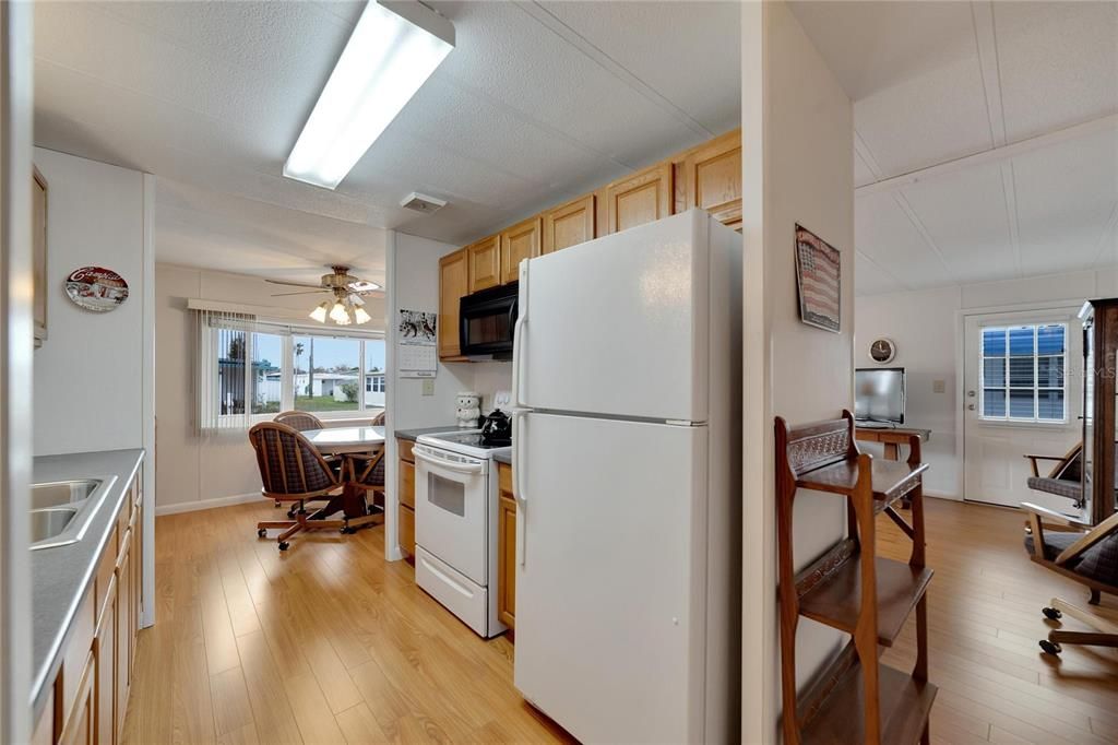 For Sale: $139,995 (2 beds, 2 baths, 1056 Square Feet)
