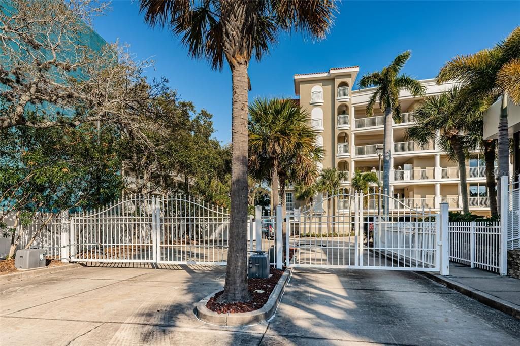 For Sale: $2,995,000 (3 beds, 3 baths, 4316 Square Feet)