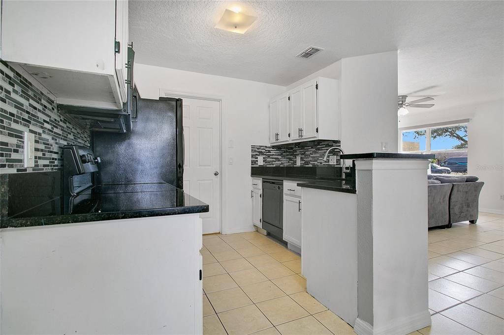 Active With Contract: $279,900 (3 beds, 2 baths, 1202 Square Feet)