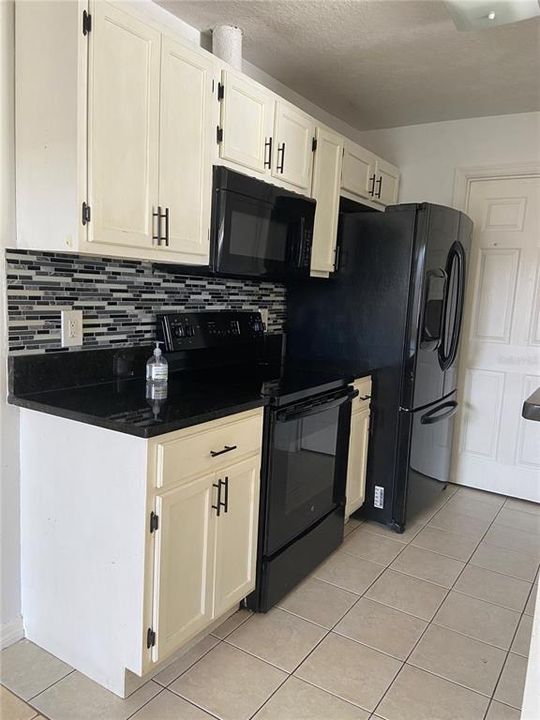 Active With Contract: $279,900 (3 beds, 2 baths, 1202 Square Feet)