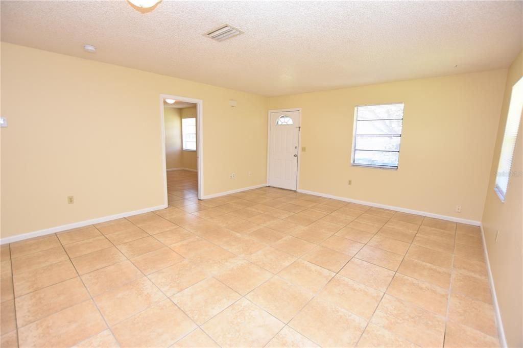 Recently Rented: $1,250 (2 beds, 1 baths, 807 Square Feet)