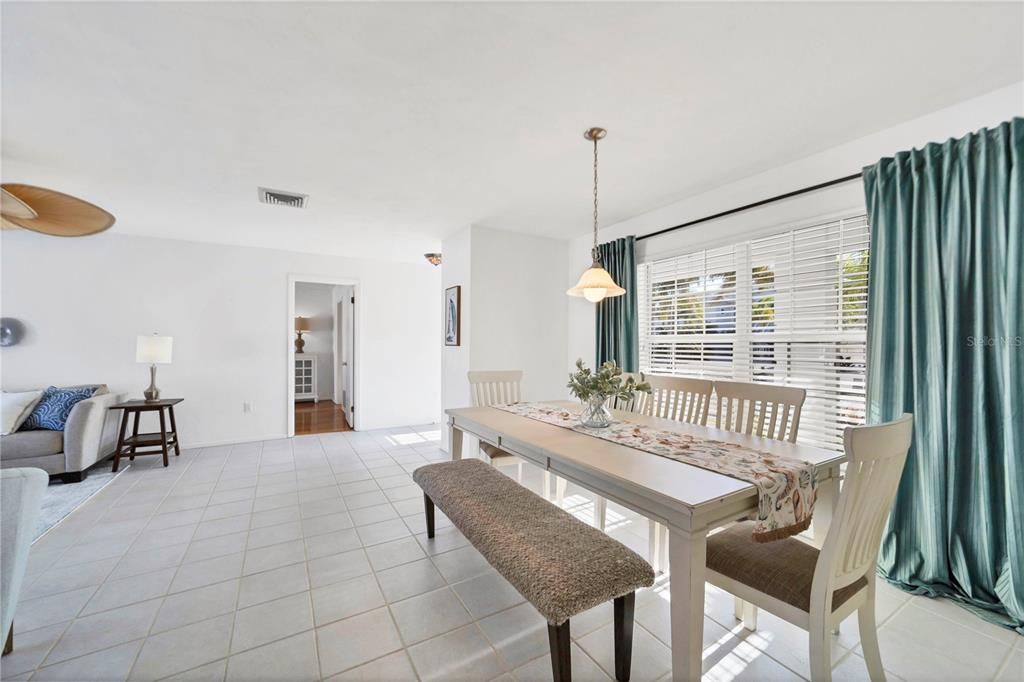 Active With Contract: $1,000,000 (2 beds, 2 baths, 1722 Square Feet)