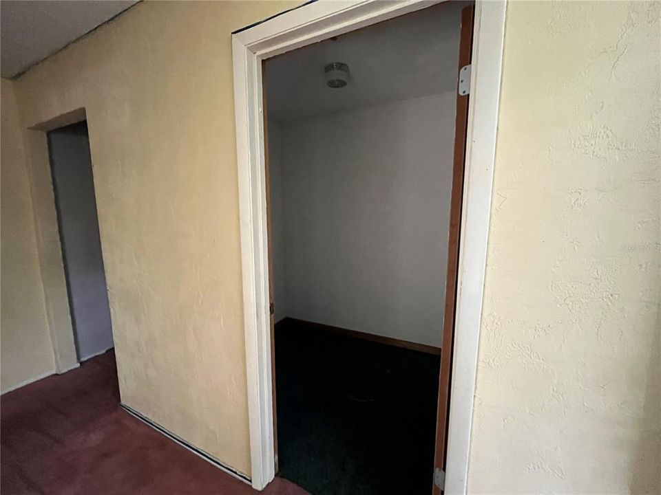 Activo con contrato: $275,000 (5 camas, 2 baños, 2349 Pies cuadrados)