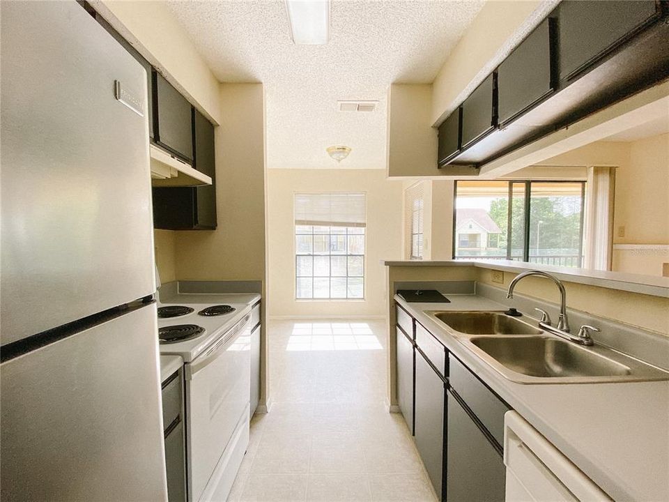 Active With Contract: $1,325 (1 beds, 1 baths, 684 Square Feet)