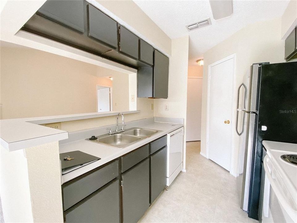 Active With Contract: $1,325 (1 beds, 1 baths, 684 Square Feet)