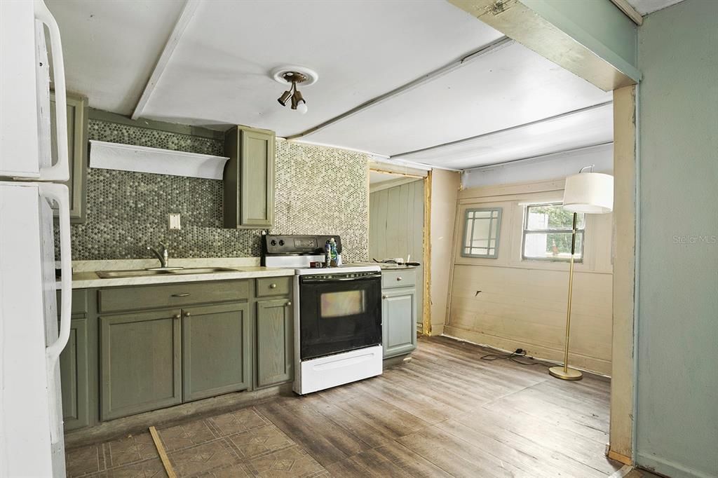 For Sale: $100,000 (2 beds, 1 baths, 716 Square Feet)