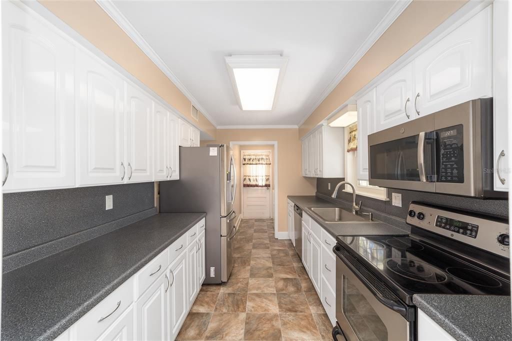 Active With Contract: $425,000 (3 beds, 2 baths, 1659 Square Feet)