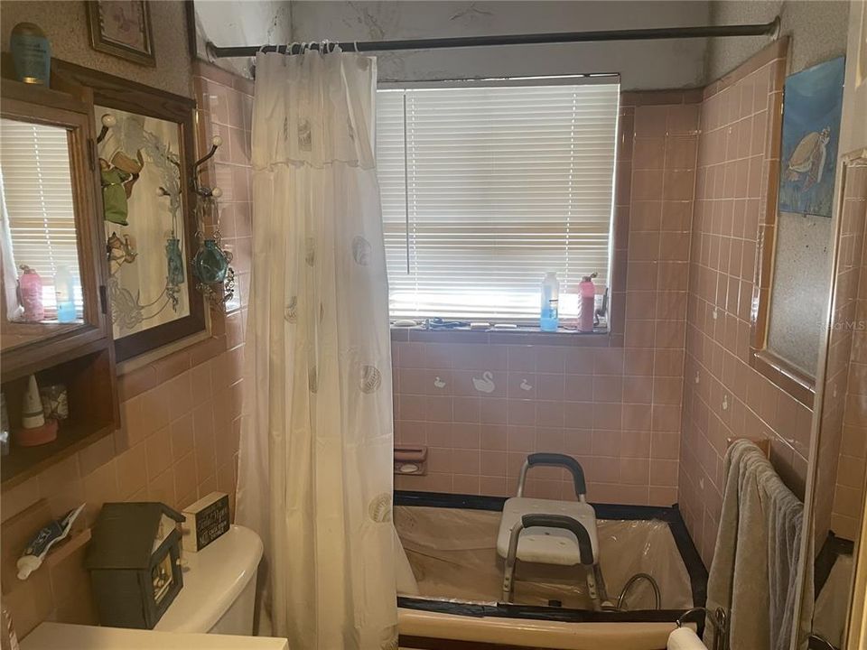 Main Bathroom. Active leaks in tub.