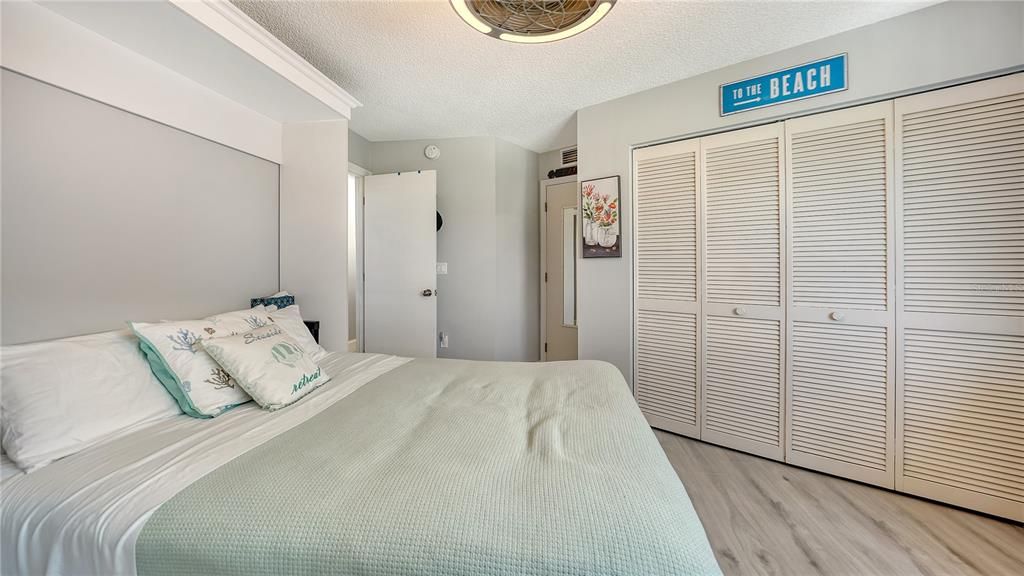 Spacious 2nd bedroom with Murphy bed