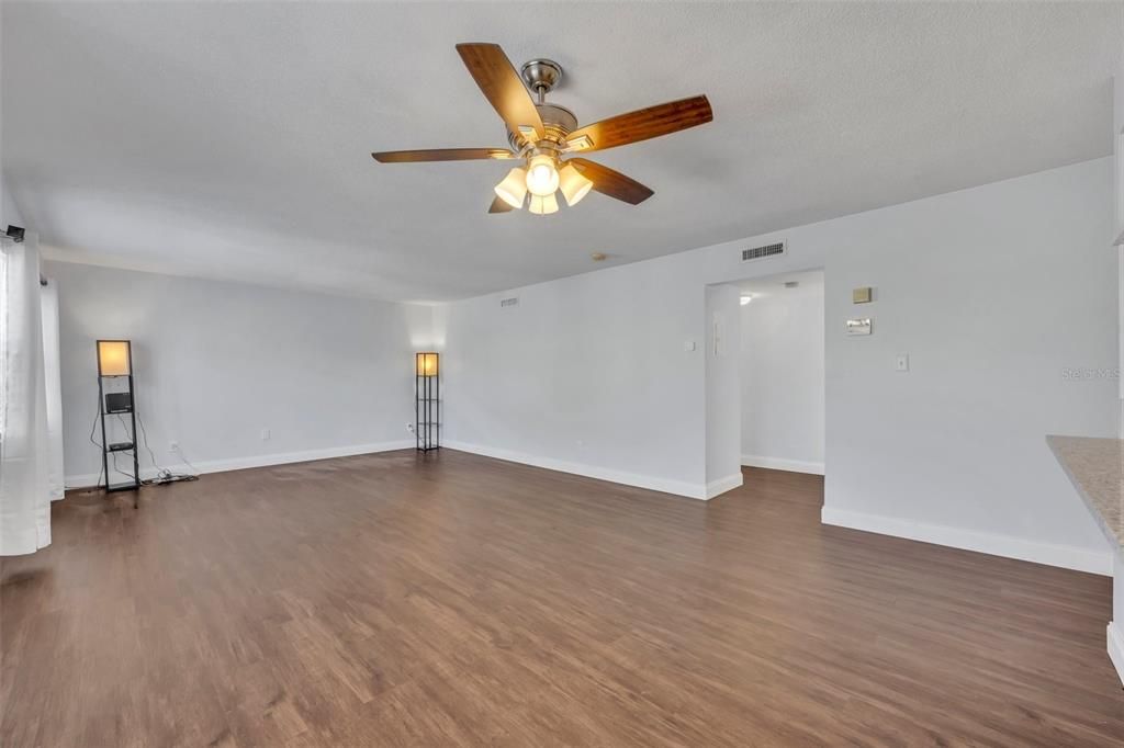 Active With Contract: $225,000 (2 beds, 2 baths, 1049 Square Feet)