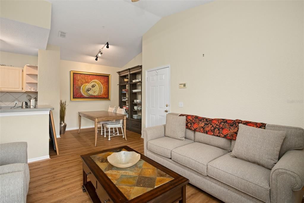 For Sale: $227,500 (2 beds, 1 baths, 898 Square Feet)