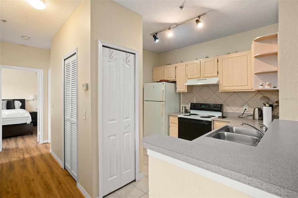 For Sale: $227,500 (2 beds, 1 baths, 898 Square Feet)