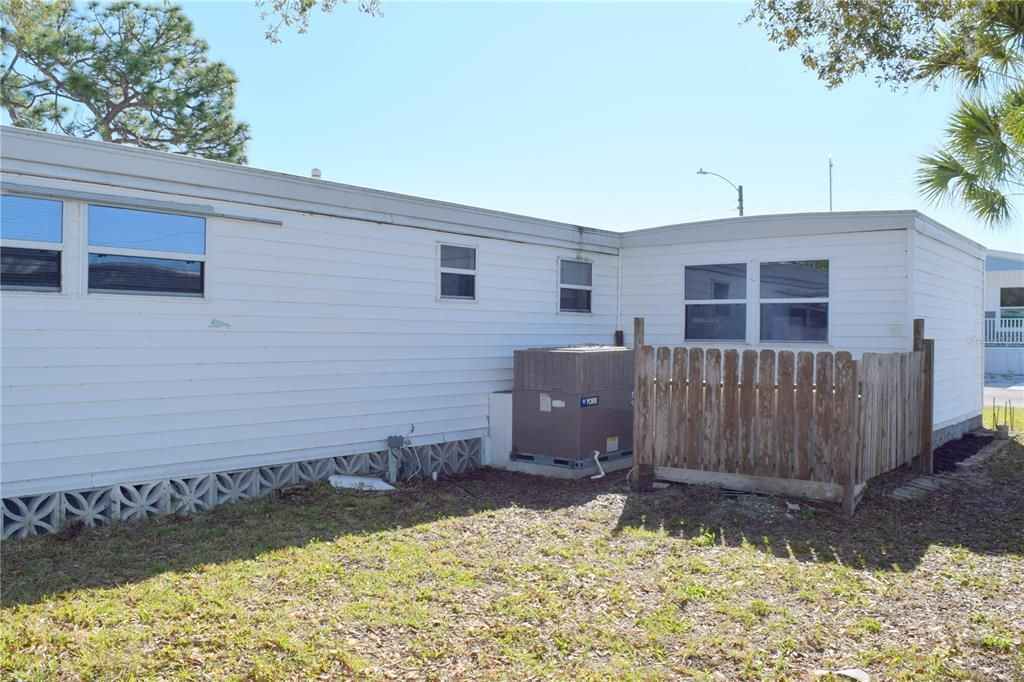 Active With Contract: $65,000 (2 beds, 1 baths, 612 Square Feet)