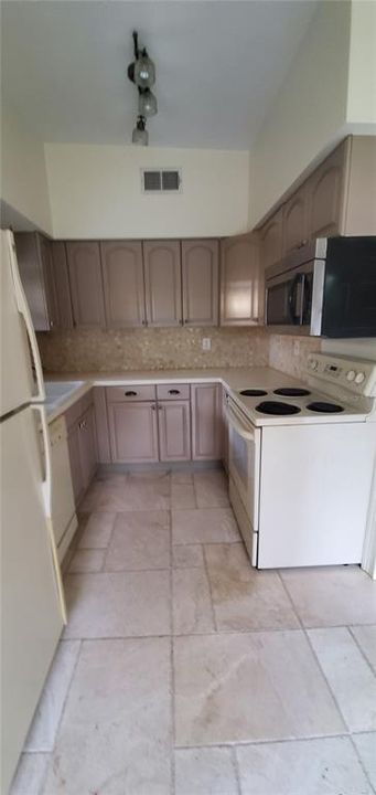 Recently Rented: $1,950 (2 beds, 1 baths, 864 Square Feet)