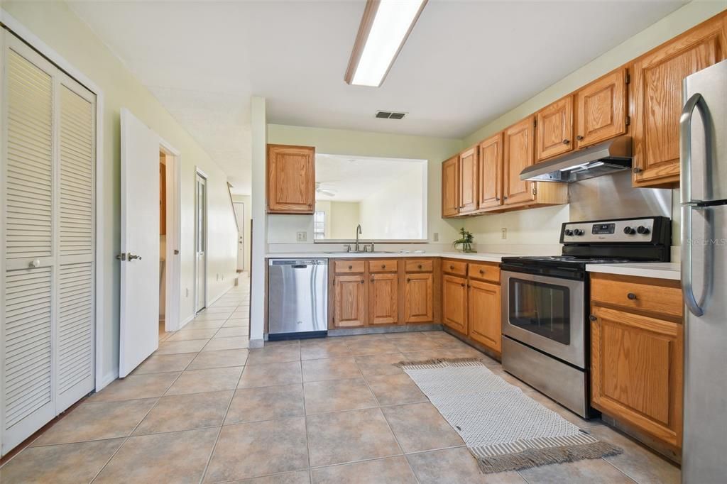 Active With Contract: $242,900 (2 beds, 2 baths, 1185 Square Feet)