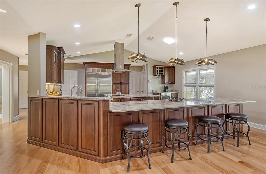 Beautiful upgraded kitchen, large breakfast bar.