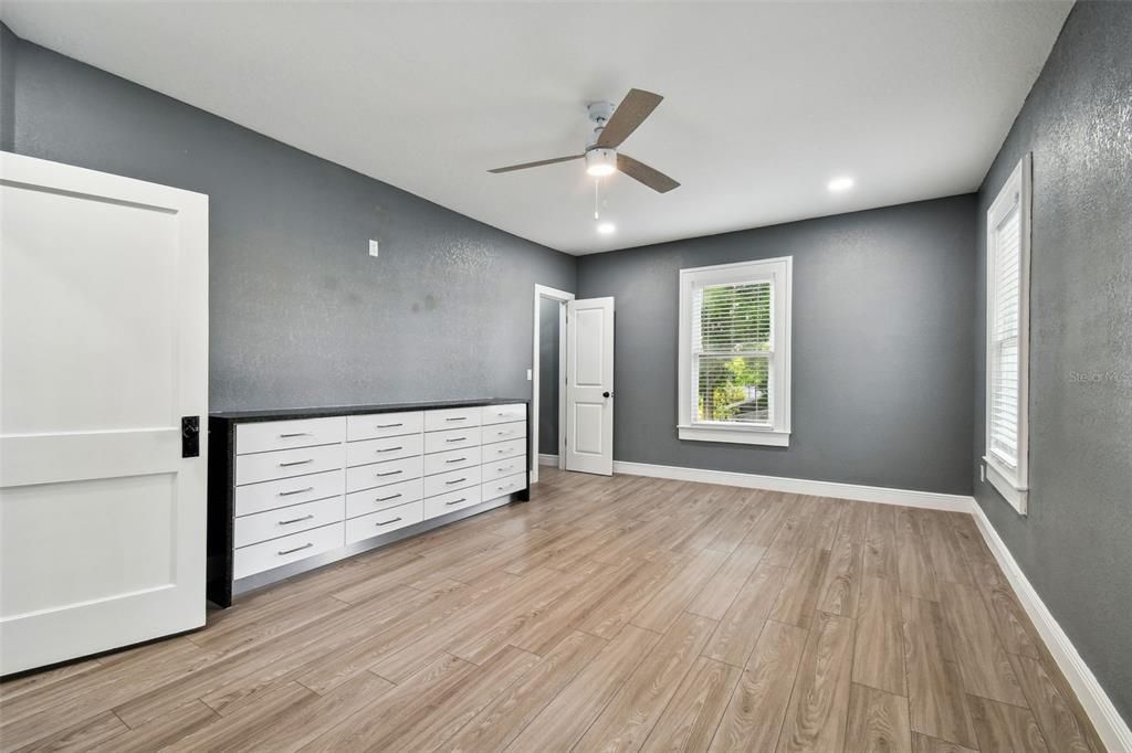 Active With Contract: $2,500 (3 beds, 1 baths, 1368 Square Feet)