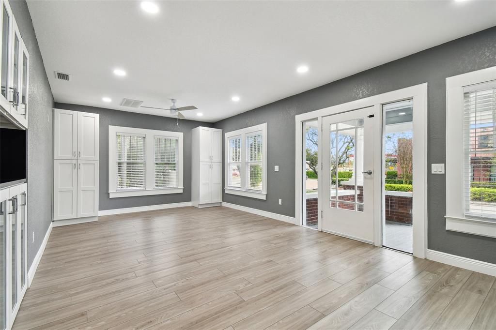 Active With Contract: $2,500 (3 beds, 1 baths, 1368 Square Feet)