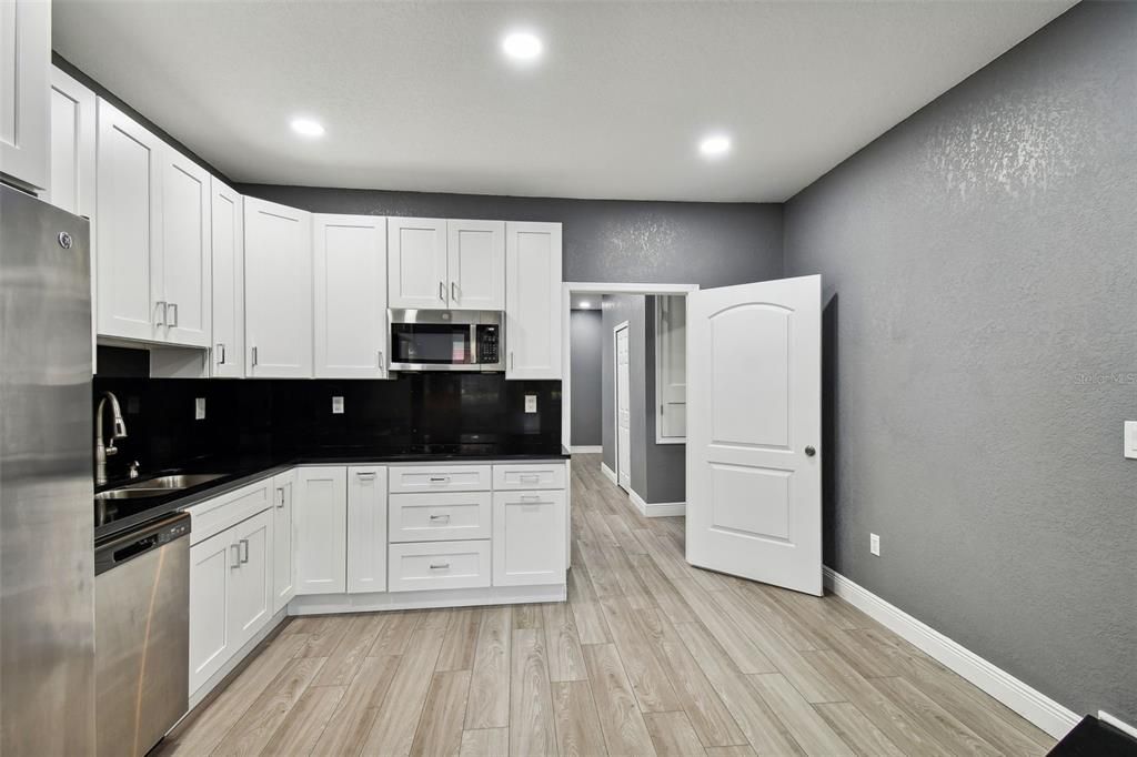 Active With Contract: $2,500 (3 beds, 1 baths, 1368 Square Feet)