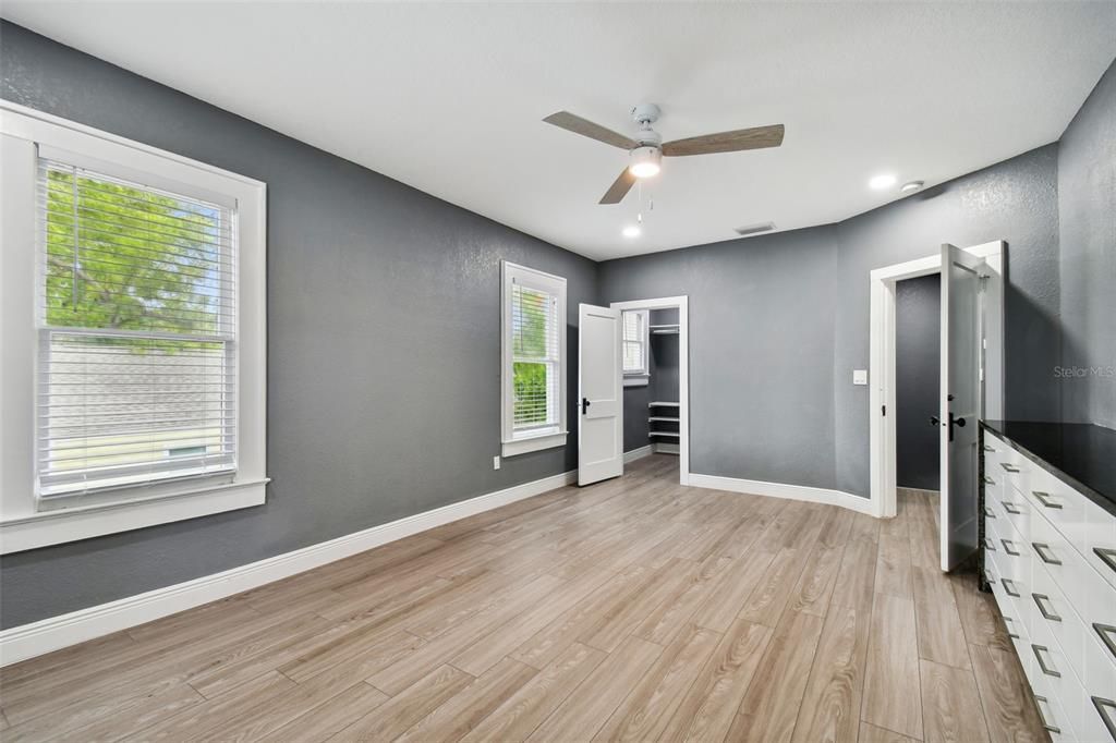 Active With Contract: $2,500 (3 beds, 1 baths, 1368 Square Feet)