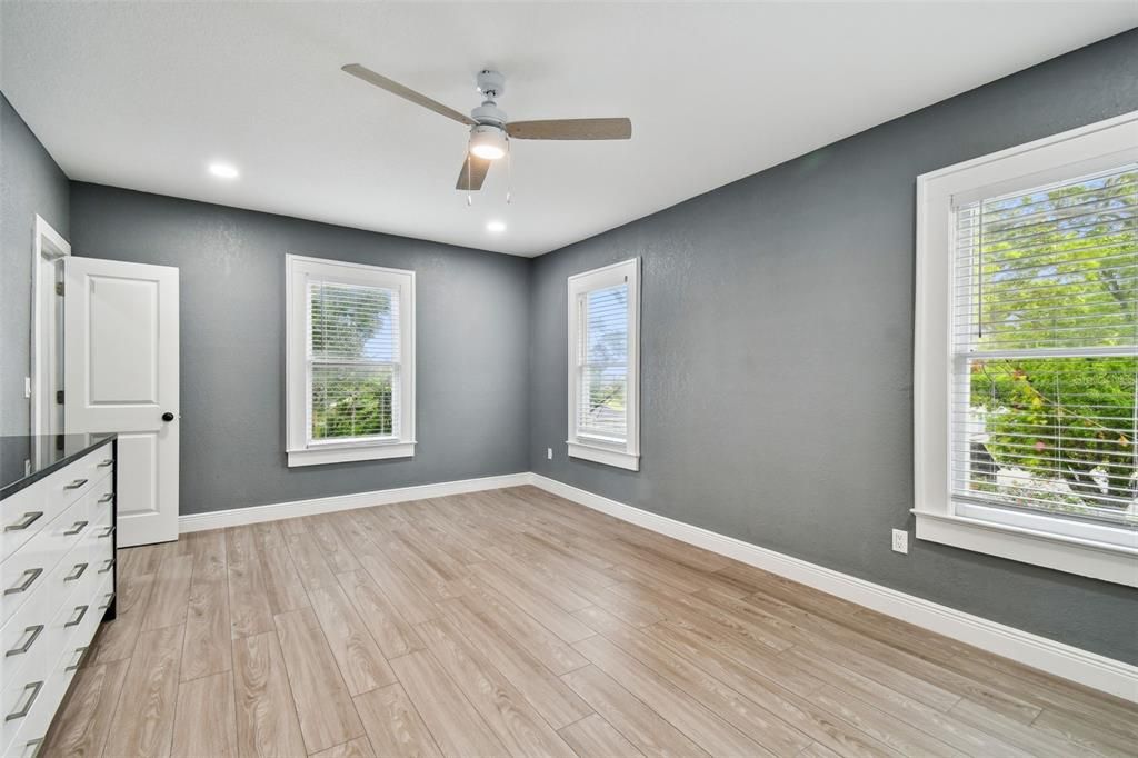 Active With Contract: $2,500 (3 beds, 1 baths, 1368 Square Feet)